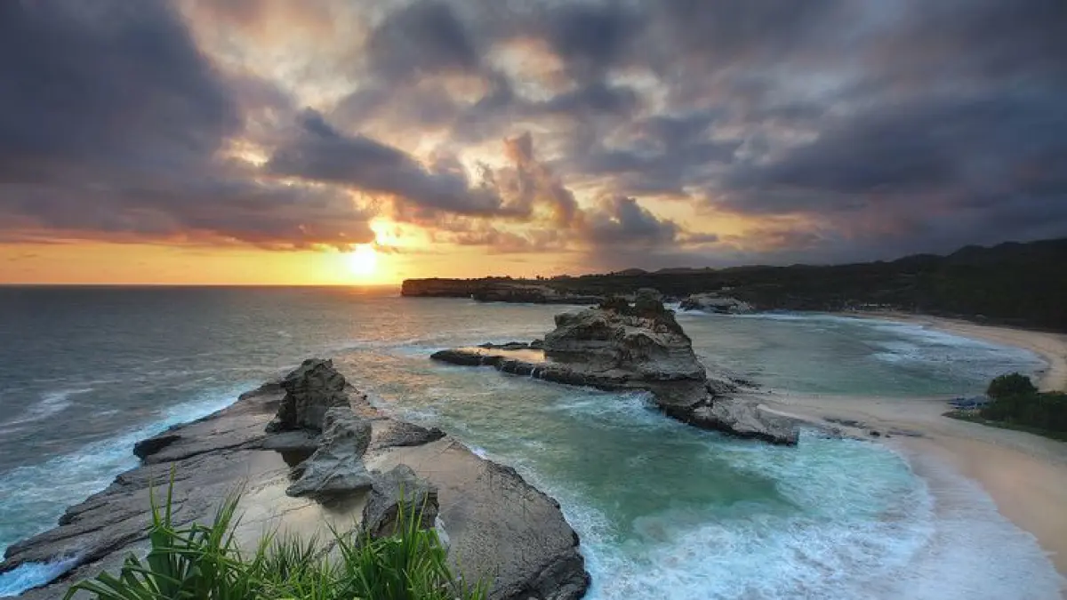 Wisata Pacitan punya Pantai Klayar, Sungai Maron hingga Pantai Kasap. Simak serunya road trip menjelajahi destinasi pesisir.(PINTEREST)