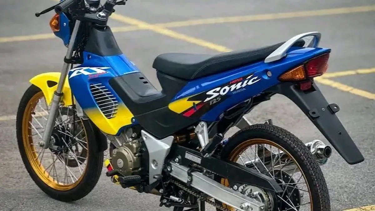 Honda Sonic 185R hadir dengan desain agresif, full LED, panel digital, mesin 185 cc, dan suspensi upside down.(pinterest)