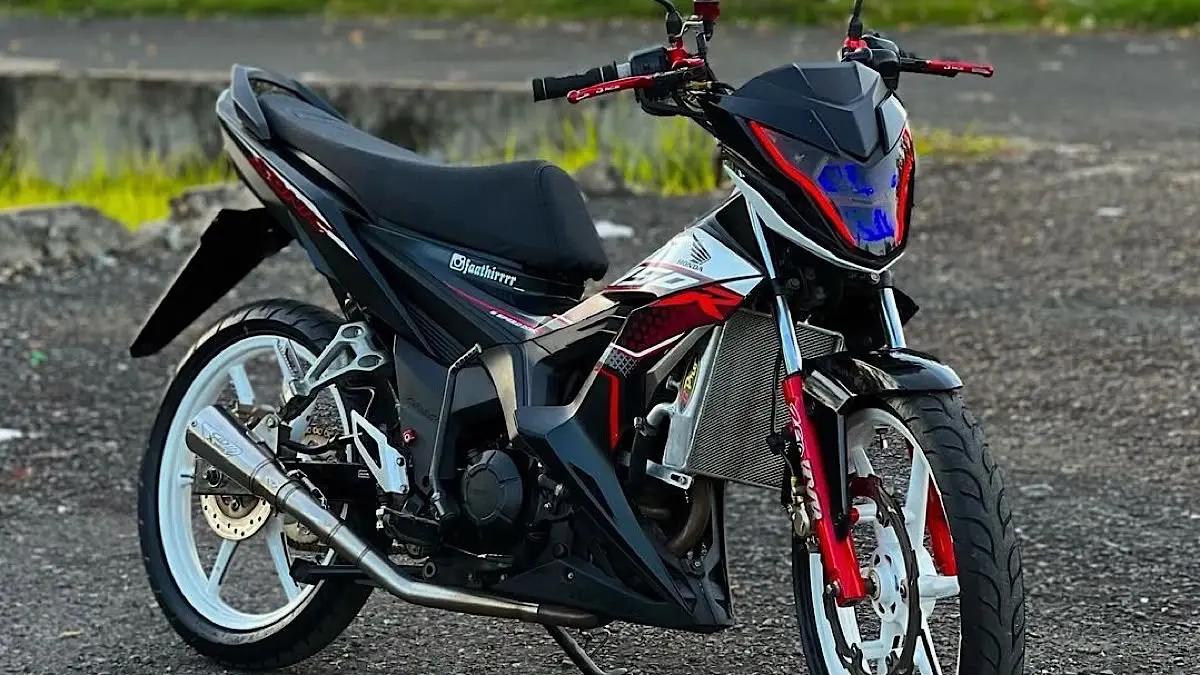Honda Sonic 185R tampil agresif dengan mesin 185 cc, full LED, panel digital, upside down, dan transmisi 6 percepatan.(pinterest)
