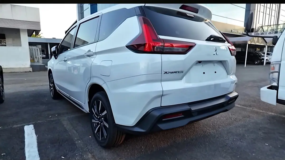 Mitsubishi L300 2027 diprediksi memakai mesin diesel dan tetap mengandalkan bak luas dengan estimasi harga hingga Rp280 juta.(sc youtube)