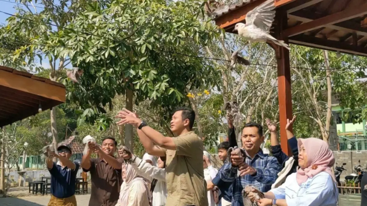 PELESTARIAN SATWA: Calon pengantin di Desa Sambirejo, Kecamatan Trenggalek, diwajibkan melepas sepasang burung anggungan.(ZAKI JAZAI/ RADAR TRENGGALEK)