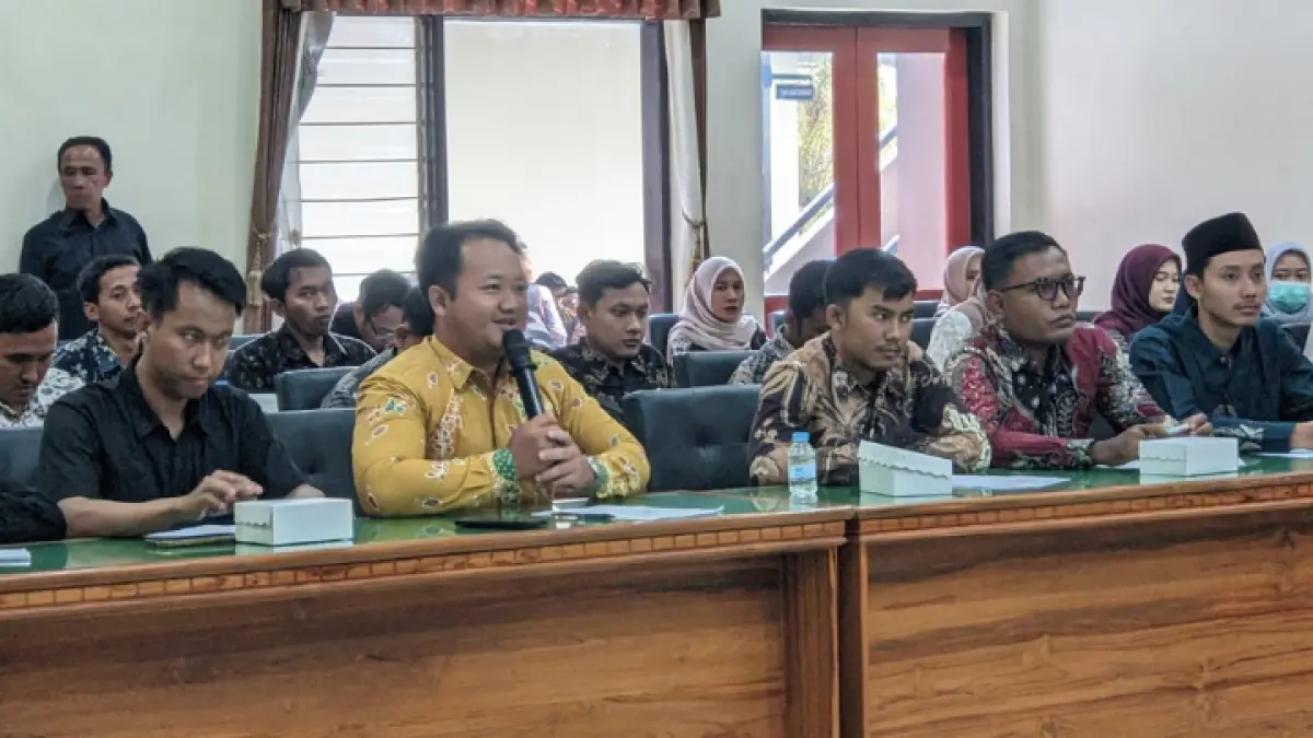 TAGIH JANJI: Koordinator Asosiasi PPG Prajabatan Trenggalek saat rapat dengar pendapat di DPRD, Kamis (24/9).(ZAKI JAZAI/ RADAR TRENGGALEK)
