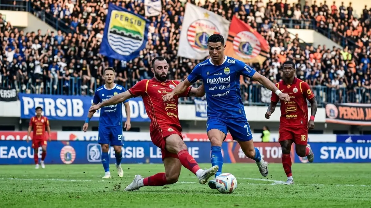Persib Bandung datangkan Cristiano Ronaldo? Jika CR7 bergabung, rivalitas Maung Bandung dan Persija Jakarta bisa semakin menarik.(Ilustrasi AI)
