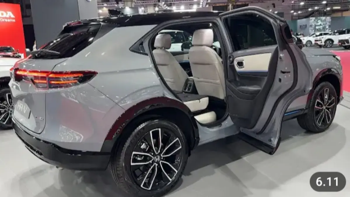 Honda HR-V Facelift 2025 hadir dengan panoramic roof dan Magic Seats. Simak desain baru serta kepraktisan kabinnya.