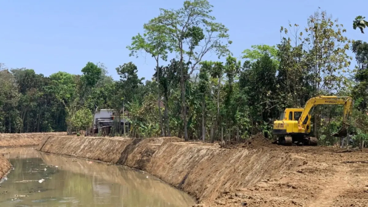 ANTISIPASI: Sungai yang melewati di Desa Kendalrejo, Kecamatan Durenan, dikeruk agar tidak dangkal.(M. BIMA FAISAL/ RADAR TRENGGALEK)
