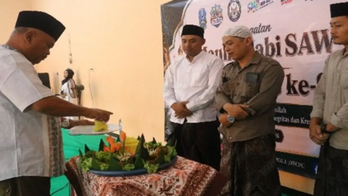 KOMPAK: Seluruh warga SMKN 1 Panggul saat mengikuti acara pemotongan tumpeng dan doa bersama di hari pertama perayaan Dies Natalis ke-9.(SMKN 1 PANGGUL UNTUK RADAR RADAR TRENGGALEK)