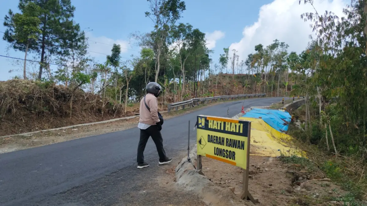 HATI-HATI: Jalur yang menghubungkan Kecamatan Dongko dan Panggul perlu perhatian.(GUNAWAN/RADAR TRENGGALEK)