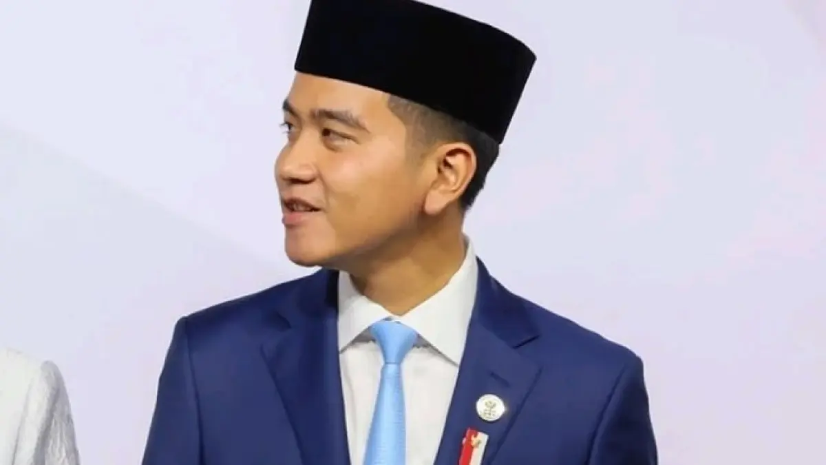 Sidang MK membahas syarat pendidikan Gibran, batas diskualifikasi, dan kewenangan MK dalam perkara PHPU.(Gemini AI)