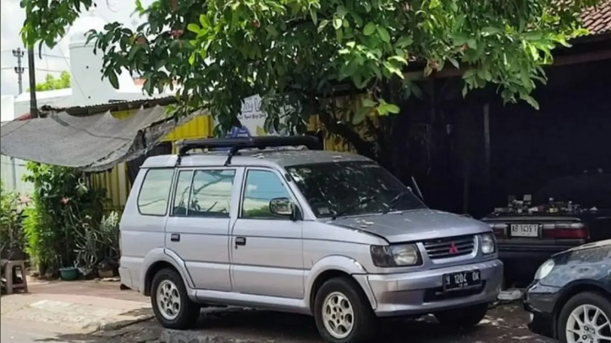 Mitsubishi Kuda Diesel 2005 ditawarkan Rp94 juta. Tipe Deluxe paling basic, tujuh penumpang, mesin diesel dan pajak panjang.