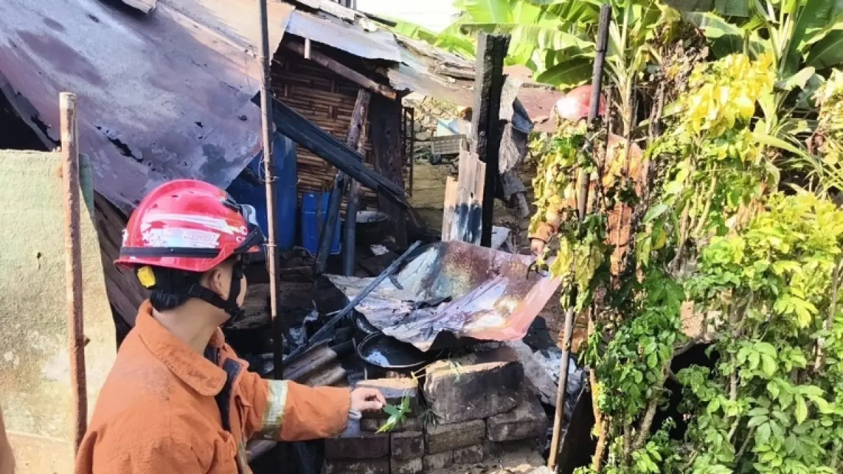 SIGAP: Petugas damkar ketika memadamkan kebarakan di Desa  Tasikmadu, Kecamatan Watulimo.