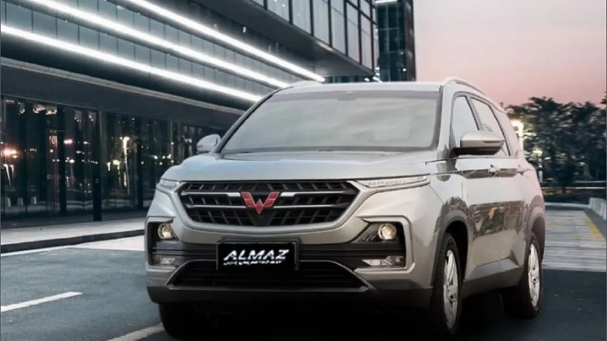 New Wuling Almaz RS tampil futuristik dengan interior elegan, voice command untuk navigasi, serta fitur keselamatan SAF.