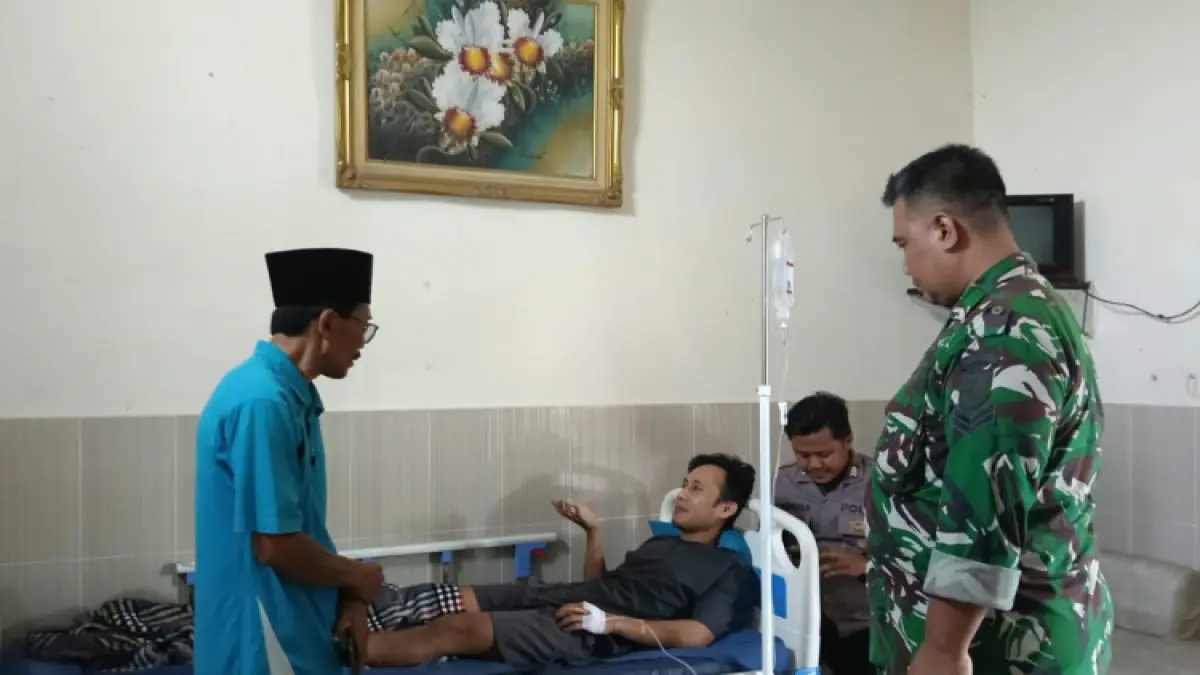 PENANGANAN KORBAN: Warga Kedunglurah, Pogalan, mendatangi posko pengobatan setelah mengalami gejala yang diduga akibat keracunan makanan hajatan.(Gunawan)