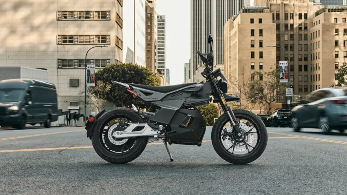 Lightfighter V3-RS merupakan prototipe motor listrik balap asal Amerika Serikat dengan tenaga yang dilaporkan mencapai 154 HP dan baterai 12,5 kWh.
