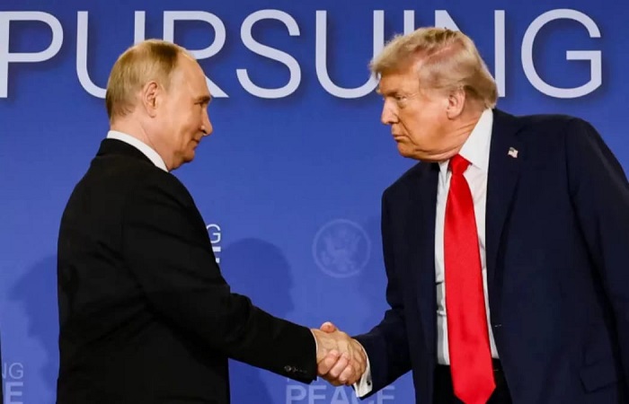 Presiden Amerika Donald Trump dan presiden Rusia, Vladimir Putin berjabat tangan usai pertemuan terkait perang di Ukraina, di Pangkalan Gabungan Elmendorf-Richardson di Anchorage, Alaska, AS, kemarin.