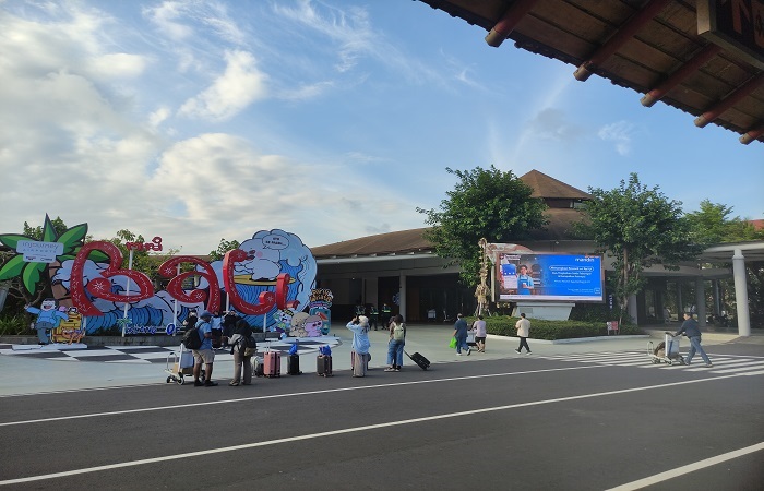 Para penumpang di terminal kedatangan domestik Bandara Internasional I Gusti Ngurah Rai.