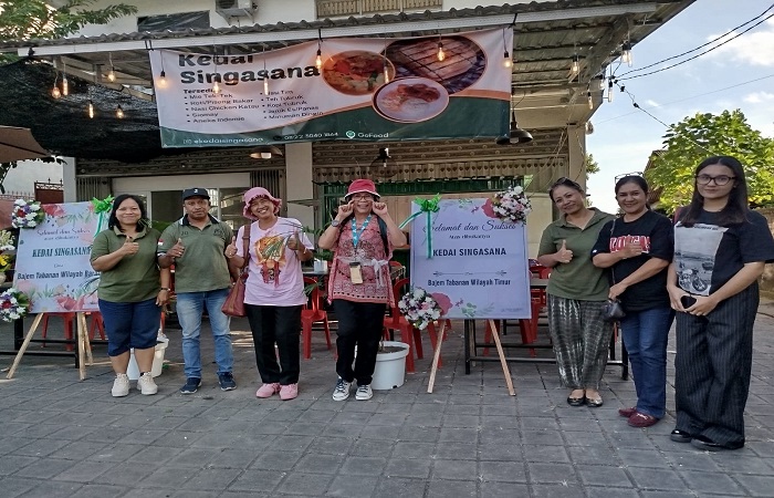 Pengunjung foto bersama di Kedai Singasana yang berada di Jalan Ir. Soekarno no. 884, Dauh Peken, Tabanan, Bali.