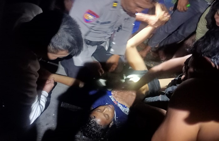 Warga ketika memberikan pertolongan pertama kepada korban Pasek. Remaja 15 tahun itu memilih menceburkan diri ke laut di Pelabuhan Buleleng.