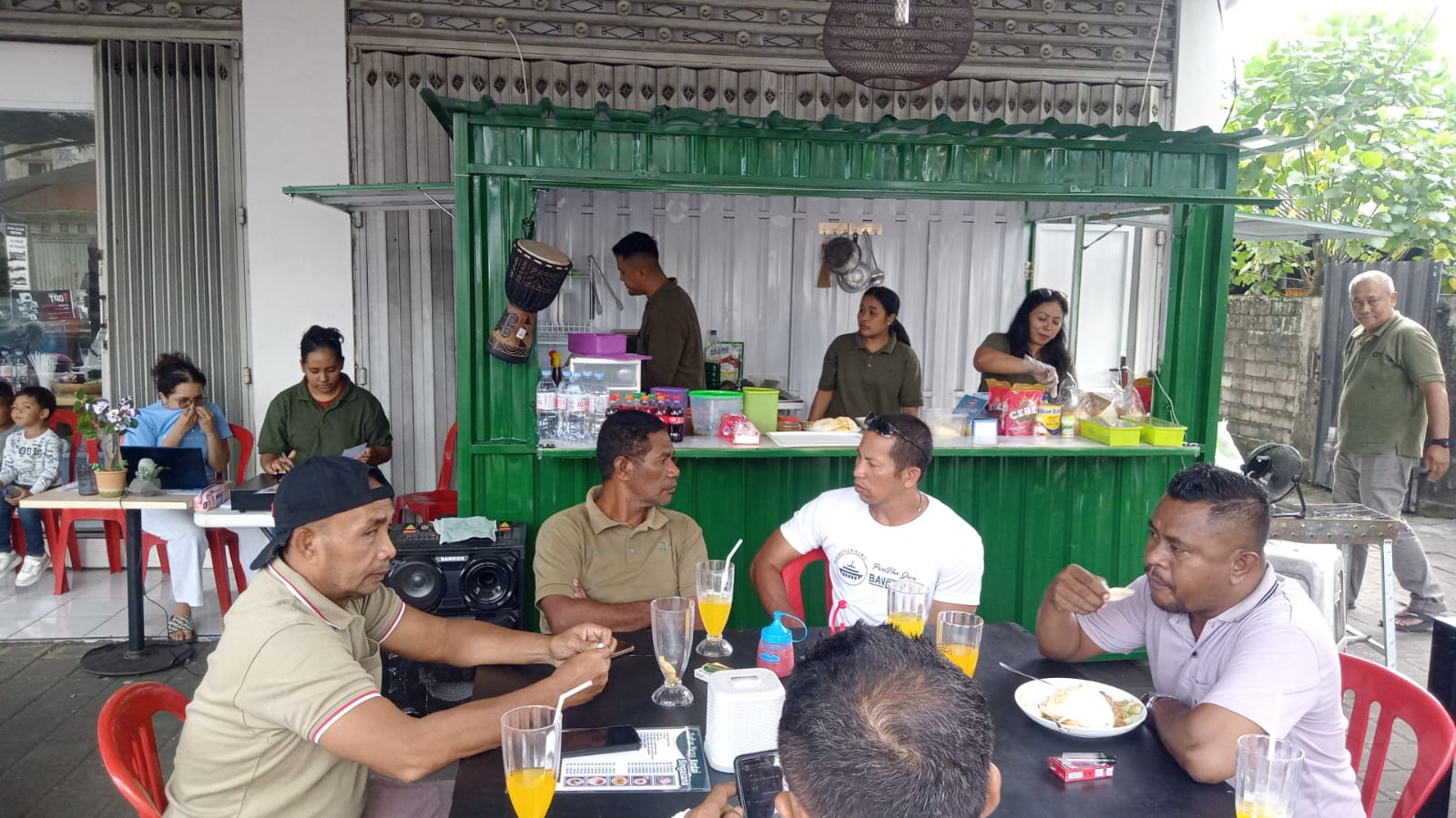 Suasana di Kedai Singasana, Tabanan, Bali.