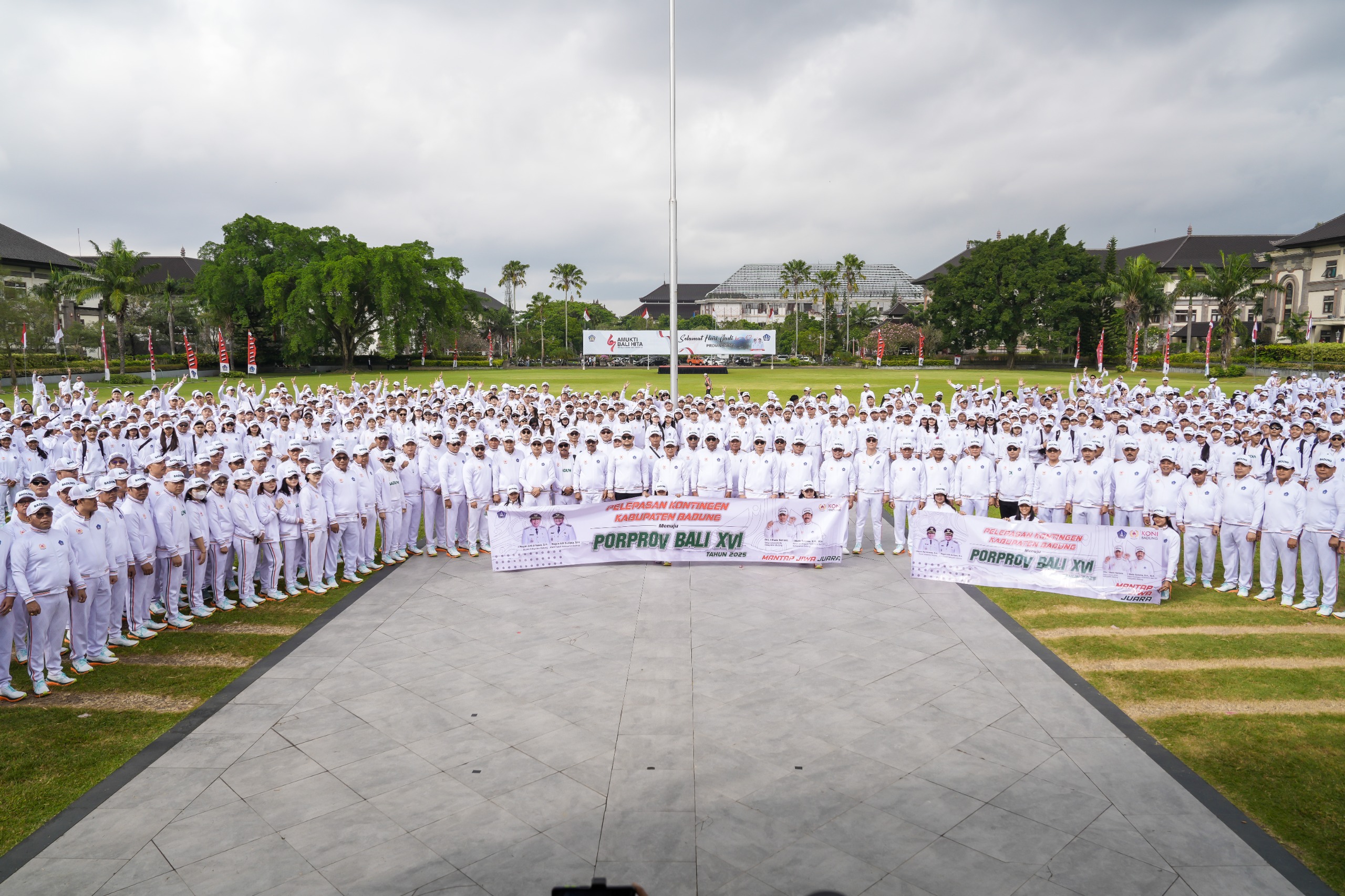 MELEPAS: Bupati Wayan Adi Arnawa mengukuhkan serta melepas kontingen Kabupaten Badung dalam rangka PORPROV Bali XVI Tahun 2025 di lapangan Puspem Badung, Jumat (16/8) dan target juara umum.