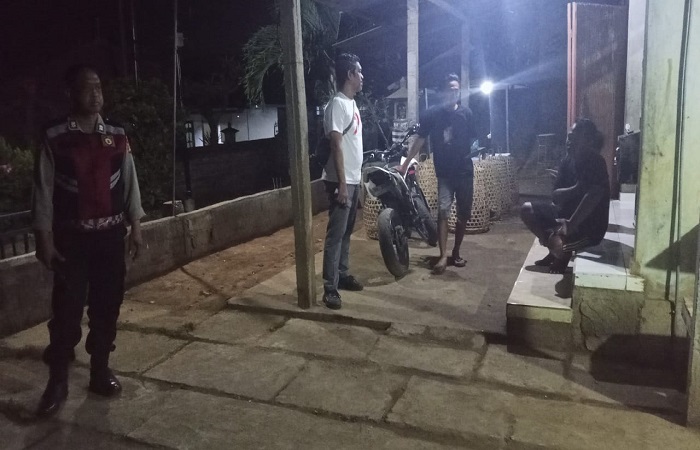 Polisi melakukan pengumpulan informasi, pasca pengeroyokan yang dialami seorang pria di wilayah Desa Temukus, Kecamatan Banjar, Kabupaten Buleleng.