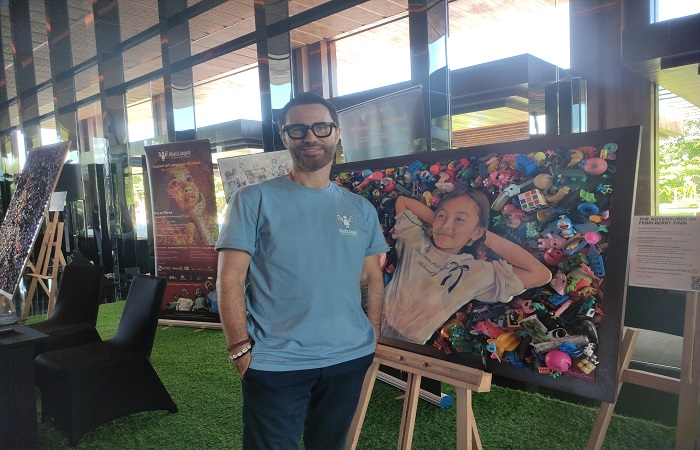 Mickael Couturier bersama beberapa karyanya dalam sebuah event di Sanur, Denpasar Selatan.