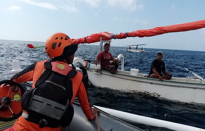 Petugas gabungan saat melakukan pencarian nelayan yang hilang di perairan Gili Selang, Desa Seraya, Karangasem, Bali.