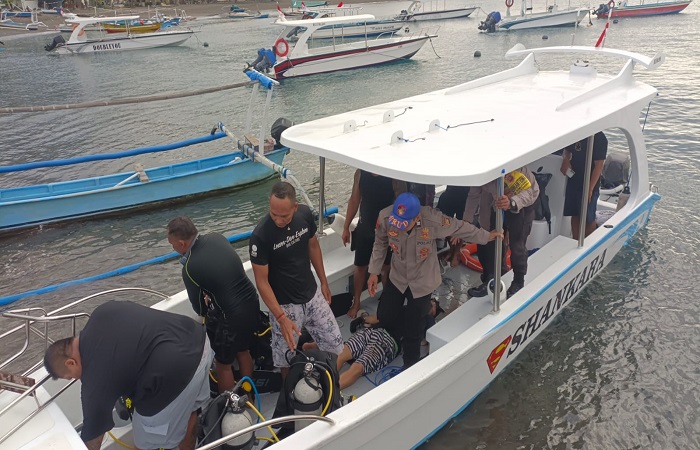 Aparat kepolisian dan warga melakukan evakuasi terhadap seorang WNA Spanyol yang tewas tenggelam saat spearfishing.