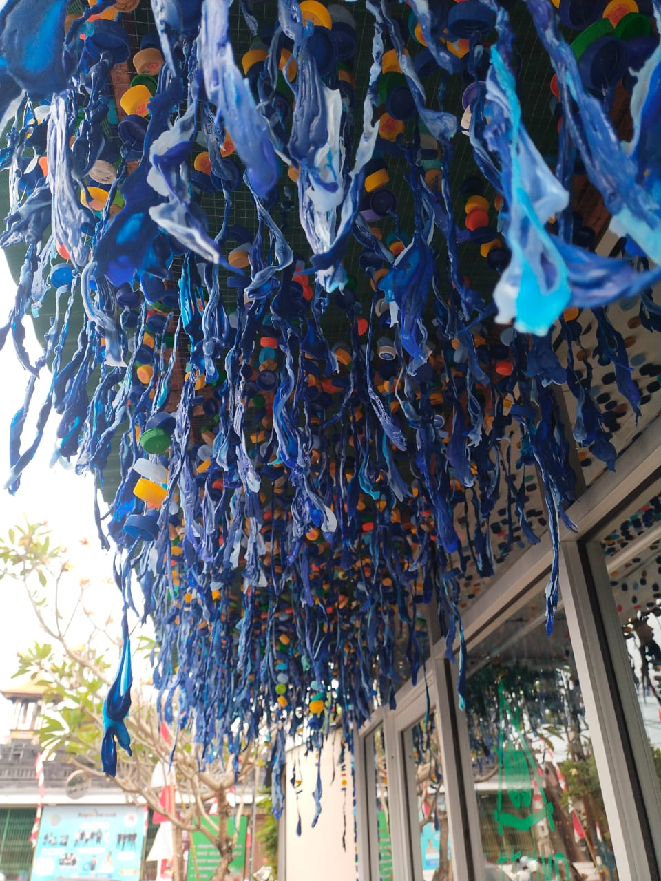 PEDULI: Karya Oka Astawa yang berjudul &ldquo;Botol Lupa Tutupnya&rdquo; lahir dari kepeduliannya terhadap sampah botol plastik di pantai.