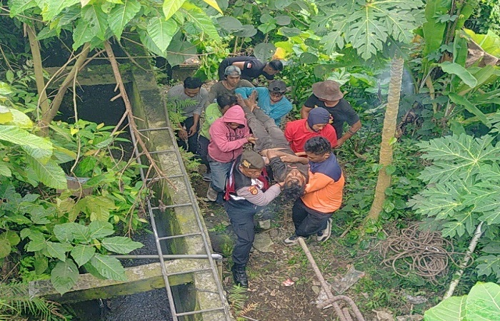 Korban yang jatuh dari jurang diangkat oleh petugas bersama warga.