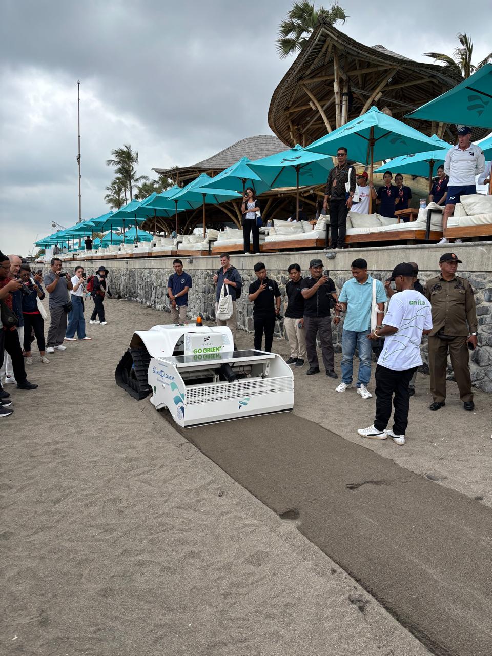 BERSIH SAMPAH: Robot &rdquo;BeBot&rdquo; telah diluncurkan dan langsung membersihkan sampah-sampah kecil dalam pasir  di kawasan Pantai Berawa, depan FINNS Beach Club, Selasa, 19 Agustus 2025.