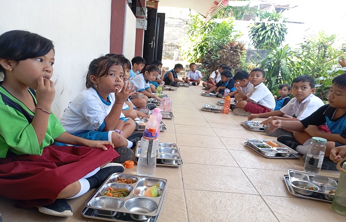 Siswa di SDN 5 Sukasada menikmati hidangan MBG. Tercatat ada 16 sekolah di Kecamatan Sukasada yang menerima program tersebut.