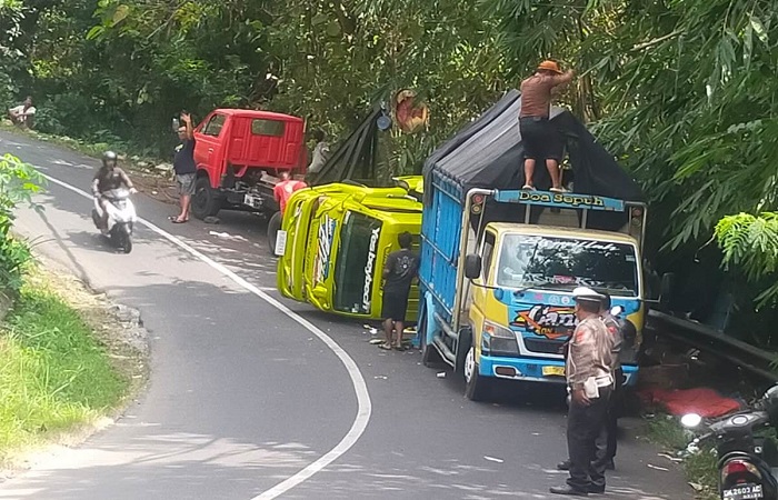 Truk yang terguling dievakuasi isi dan kendaraannya. As patah menjadi penyebab laka lantas tersebut.