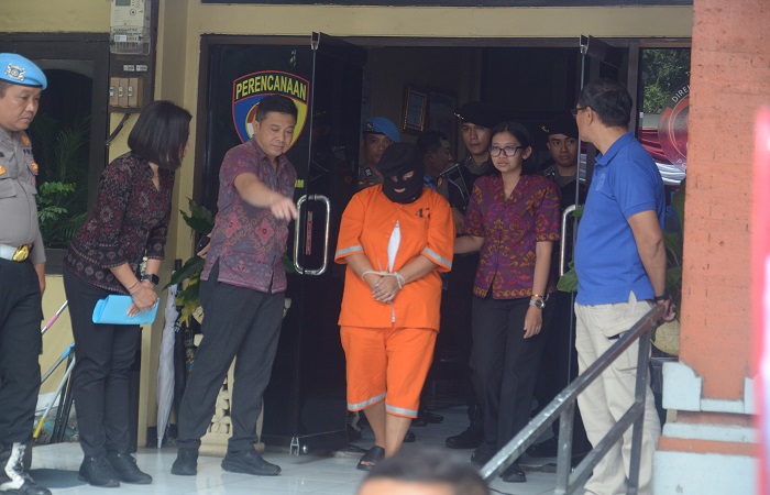 Wanita pelaku penyelundupan narkoba jenis kokain dan ekstasi asal Peru, NSBC, 42, diperlihatkan ke media di Polda Bali, kemarin.