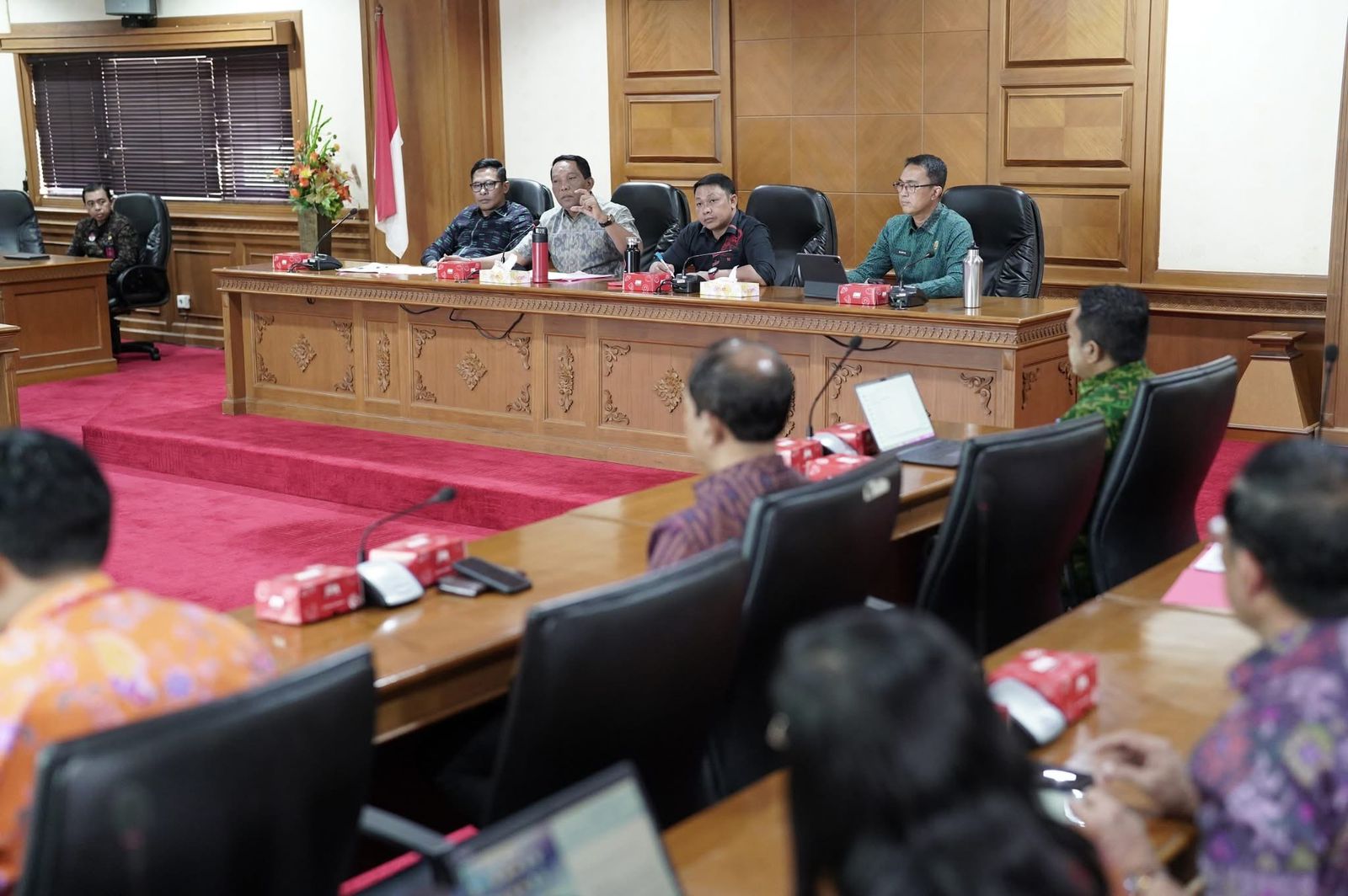 RAPAT: DPRD Badung menggelar rapat kerja terkait PBB-P2 bersama jajaran eksekutif di Pemkab Badung, Selasa (19/8/2025).