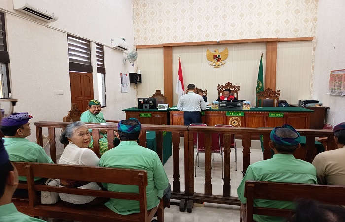 Ida Cokorda Mengwi XIII (kiri) saat mengikuti sidang di PN Denpasar, Rabu (20/8/2025) kemarin.