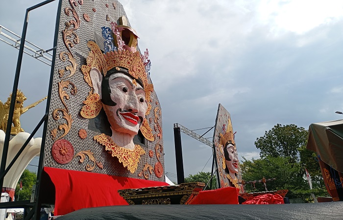 Instalasi topeng Rama dan Laksamana di panggung utama Bulfest 2025. Dua kreasi dari plastik itu masih dalam kaitan Wayang Wong Tejakula.