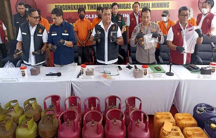 Tabung gas barang bukti usai penggerebekan pengoplosan di Gianyar.