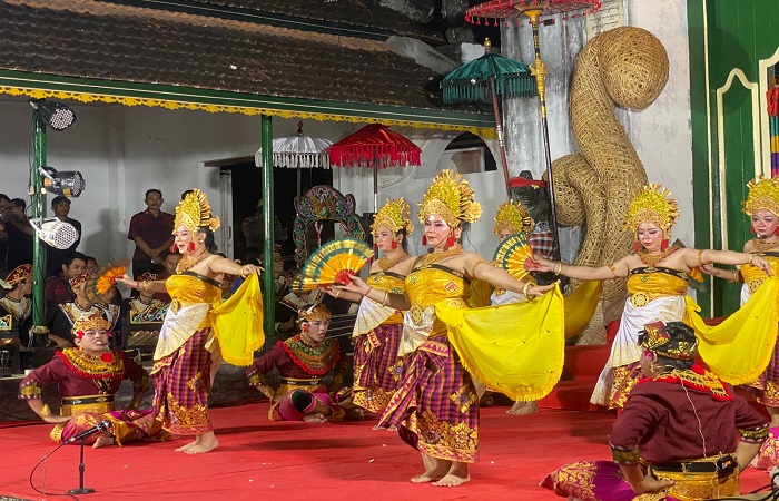 Penampilan napi yang tergabung dalam Sekaa Griya Winaya Lapas Singaraja di Bulfest 2025. Penampilan mereka dikawal ketat petugas gabungan.