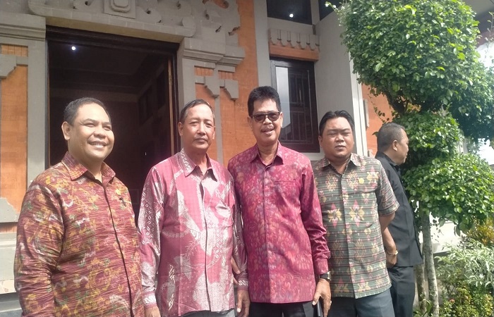 I Wayan Sukaja (dua dari kiri) didampingi Ketua DPD Golkar Tabanan I Nyoman Wirya dan bersama fraksi Golkar Tabanan.