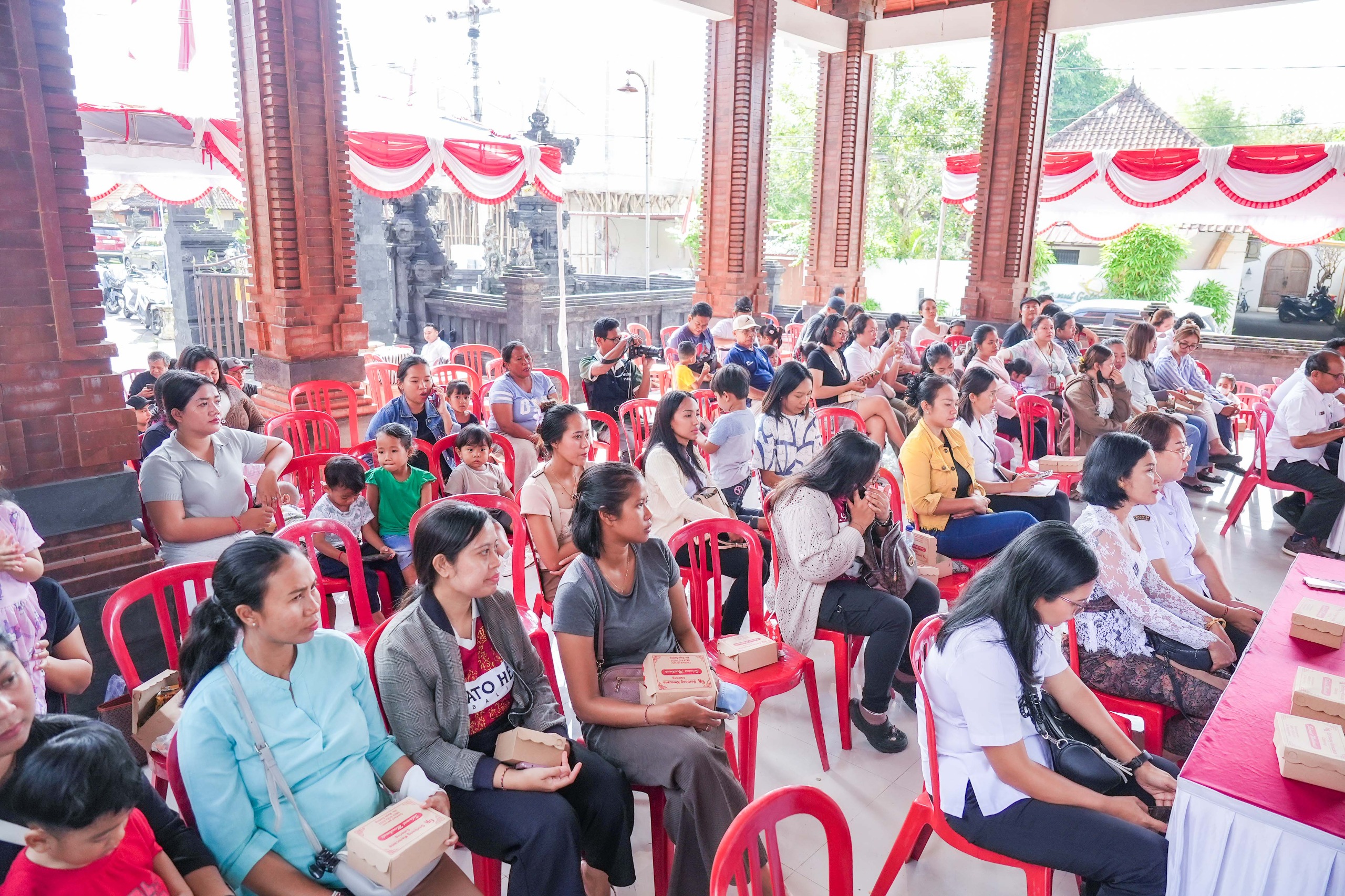 CEGAH STUNTING: Dinas Perikanan Badung membagikan paket ikat kepada ibu hamil dan balita untuk cegah stunting di Balai Banjar Umacandi, Desa Buduk, Kecamatan Mengwi, Rabu (20/8/2025).