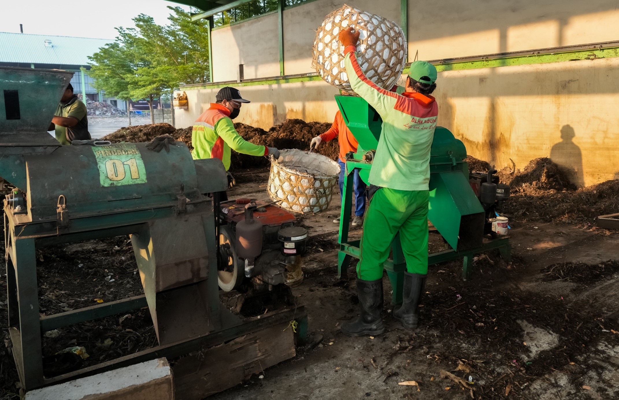 PENGOLAHAN SAMPAH: Para petugas saat melakukan pengolaan sampah organik di TPST Mengwitani, Badung.
