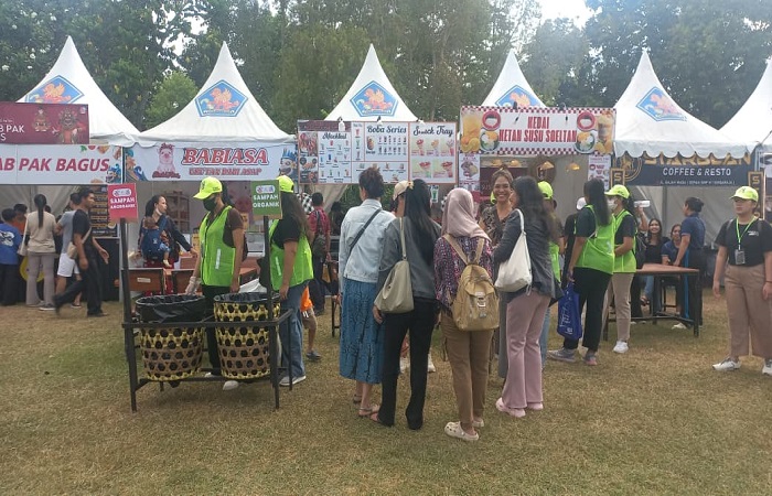 Relawan Green Corps saat membersihkan sampah di Bulfest 2025. Tercatat dalam tiga hari pertama, ada 7.716 kilogram sampah.