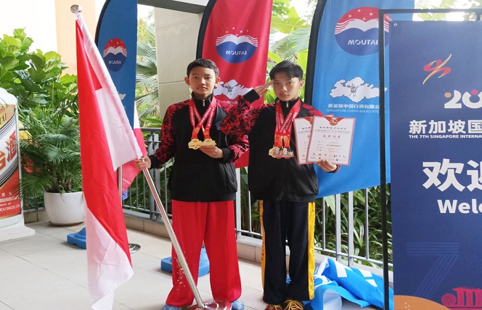 Ken Karami (kanan) dan Davin Andinata meraih medali emas di Singapura.