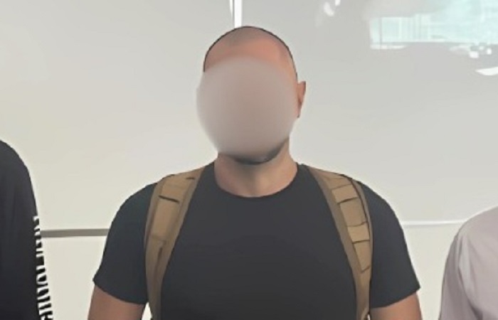 WNA asal Inggris inisial GLS, 40, berada di kawasan Bandara I Gusti Ngurah Rai. Dia dideportasi karena berkasus di Bali.