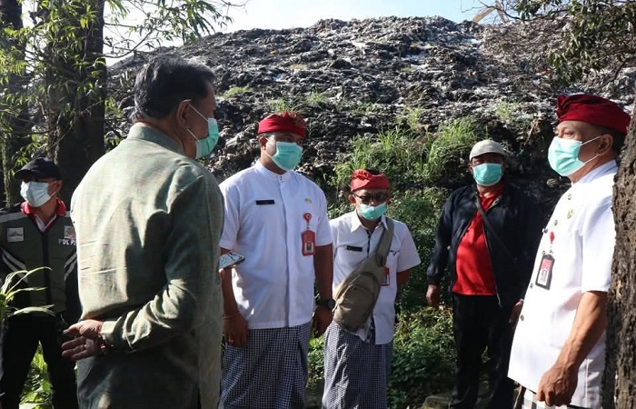 Kondisi TPA Mandung, Sembung Gede Kerambitan Tabanan yang sudah overload.