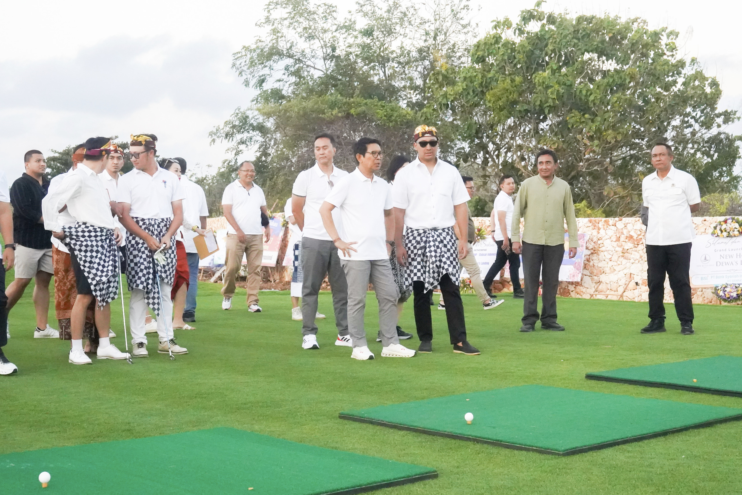 MERESMIKAN: Komisaris Utama PT. New Kuta Golf dan Ocean View Darma Mangkuluhur Hutomo mendampingi Bupati Badung I Wayan Adi Arnawa saat peresmian Hole 17 New Kuta Golf Bali, Jumat (22/8/2025).