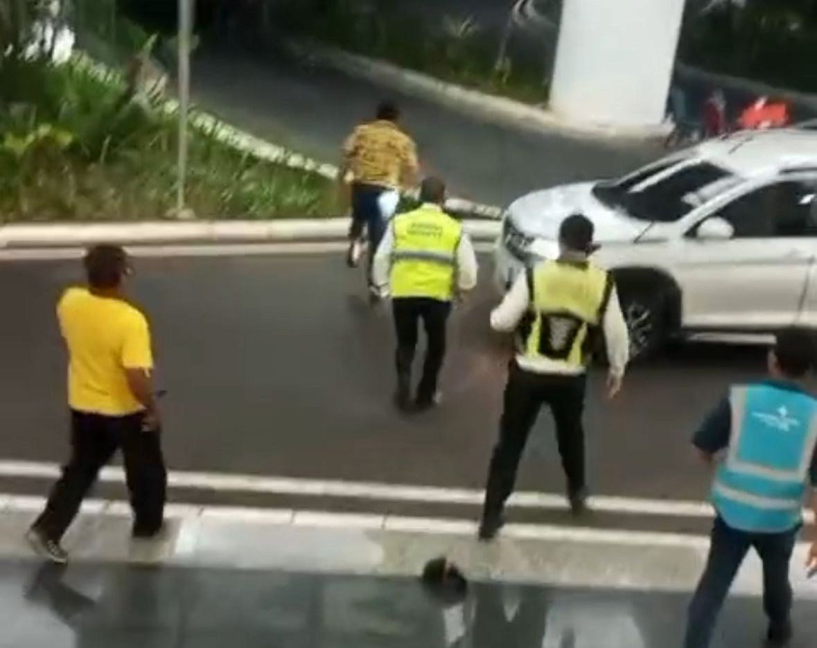 KERIBUTAN: Potongan video keributan yang terjadi di Bandara Internasional I Gusti Ngurah Rai.
