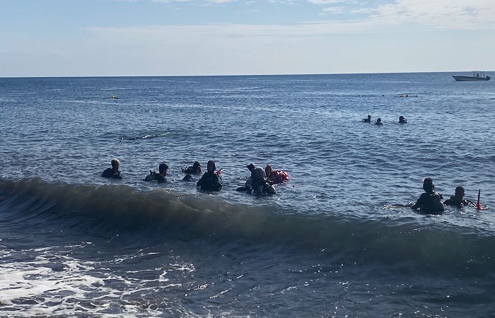 Para wisatawan saat akan melakukan aktivitas diving di Pantai Tulamben.