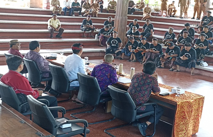 Puluhan sopir pariwisata di Bali yang tergabung dalam organisasi Forum Perjuangan Driver Pariwisata Bali, menagih janji DPRD Bali terkait raperda.