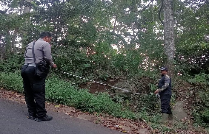 Polisi melakukan olah TKP di lokasi laka lantas tunggal, yang mengakibatkan satu orang tewas.